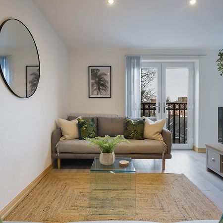 Large, Newly Renovated, Three Bedroom Town Centre Split Level Apartment With Free Parking, Sleeps Seven - Walking Distance To Beach بورنماوث المظهر الخارجي الصورة