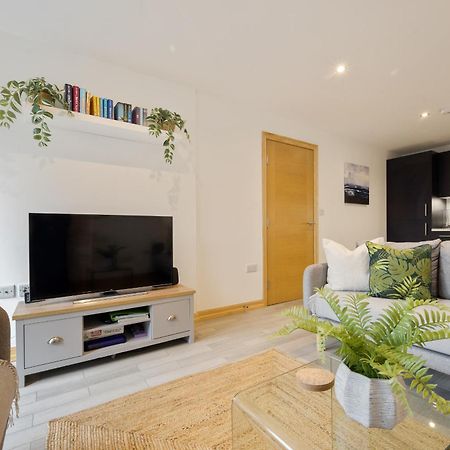 Large, Newly Renovated, Three Bedroom Town Centre Split Level Apartment With Free Parking, Sleeps Seven - Walking Distance To Beach بورنماوث المظهر الخارجي الصورة