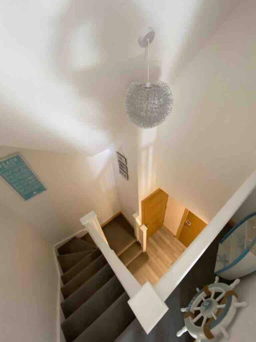 Large, Newly Renovated, Three Bedroom Town Centre Split Level Apartment With Free Parking, Sleeps Seven - Walking Distance To Beach بورنماوث المظهر الخارجي الصورة