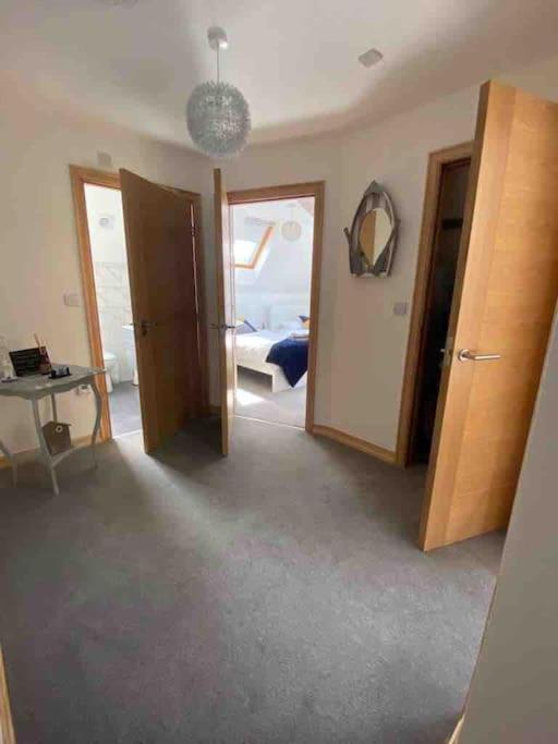 Large, Newly Renovated, Three Bedroom Town Centre Split Level Apartment With Free Parking, Sleeps Seven - Walking Distance To Beach بورنماوث المظهر الخارجي الصورة