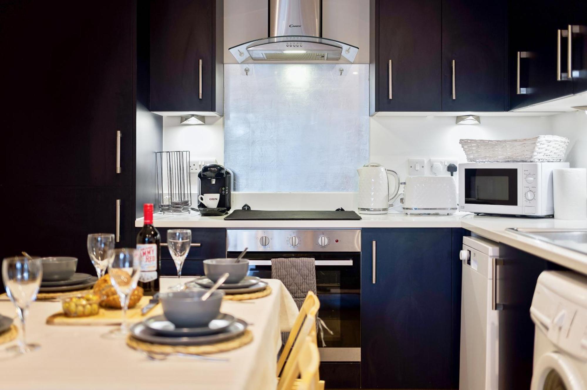 Large, Newly Renovated, Three Bedroom Town Centre Split Level Apartment With Free Parking, Sleeps Seven - Walking Distance To Beach بورنماوث المظهر الخارجي الصورة