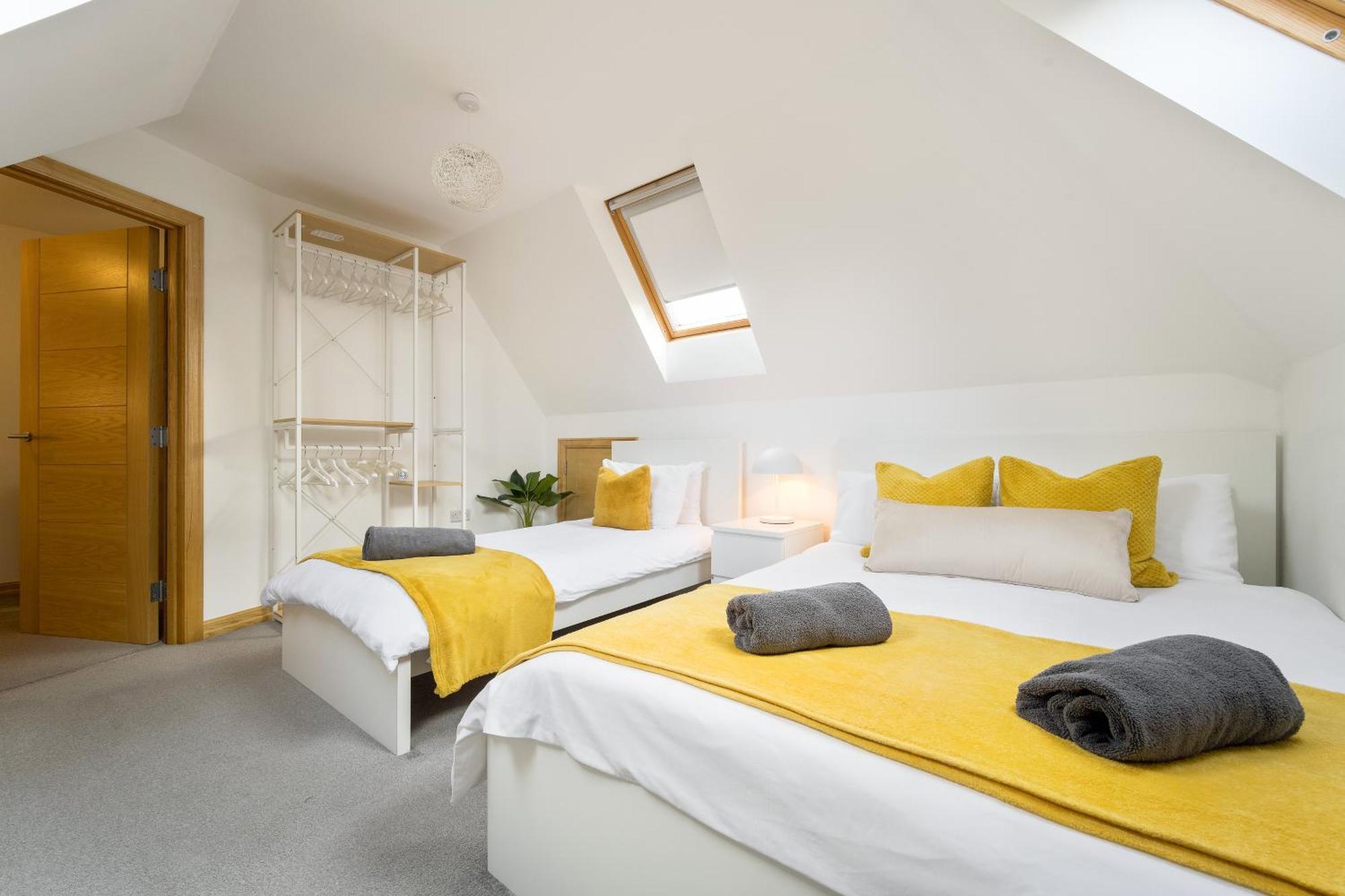 Large, Newly Renovated, Three Bedroom Town Centre Split Level Apartment With Free Parking, Sleeps Seven - Walking Distance To Beach بورنماوث المظهر الخارجي الصورة