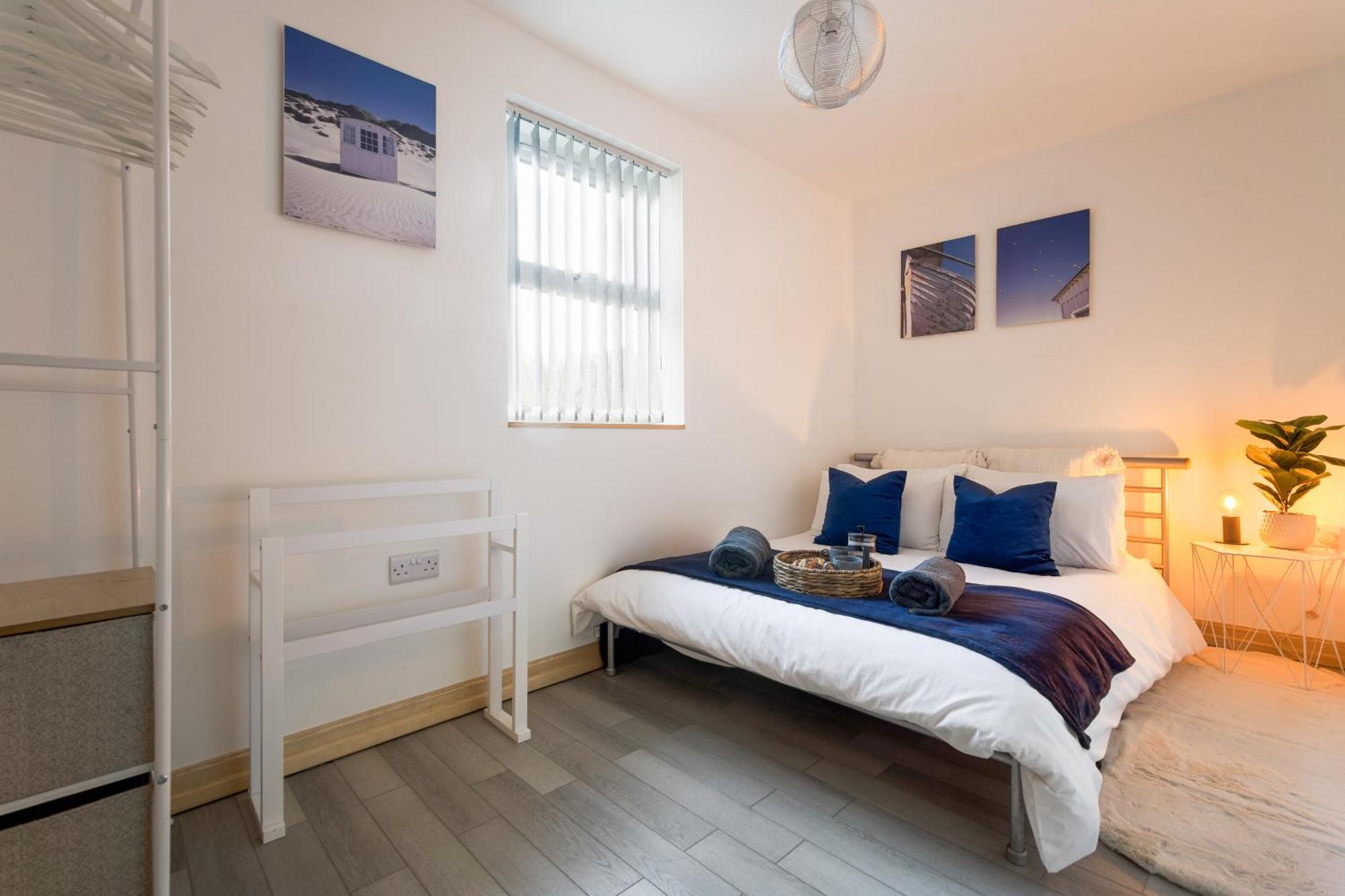 Large, Newly Renovated, Three Bedroom Town Centre Split Level Apartment With Free Parking, Sleeps Seven - Walking Distance To Beach بورنماوث المظهر الخارجي الصورة