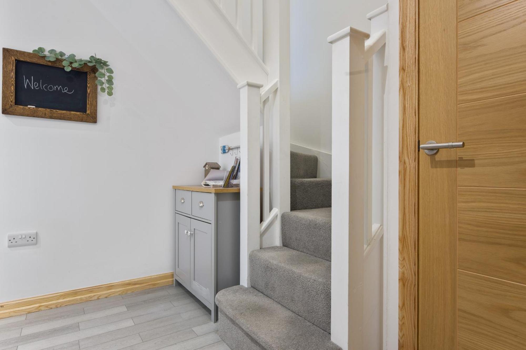 Large, Newly Renovated, Three Bedroom Town Centre Split Level Apartment With Free Parking, Sleeps Seven - Walking Distance To Beach بورنماوث المظهر الخارجي الصورة