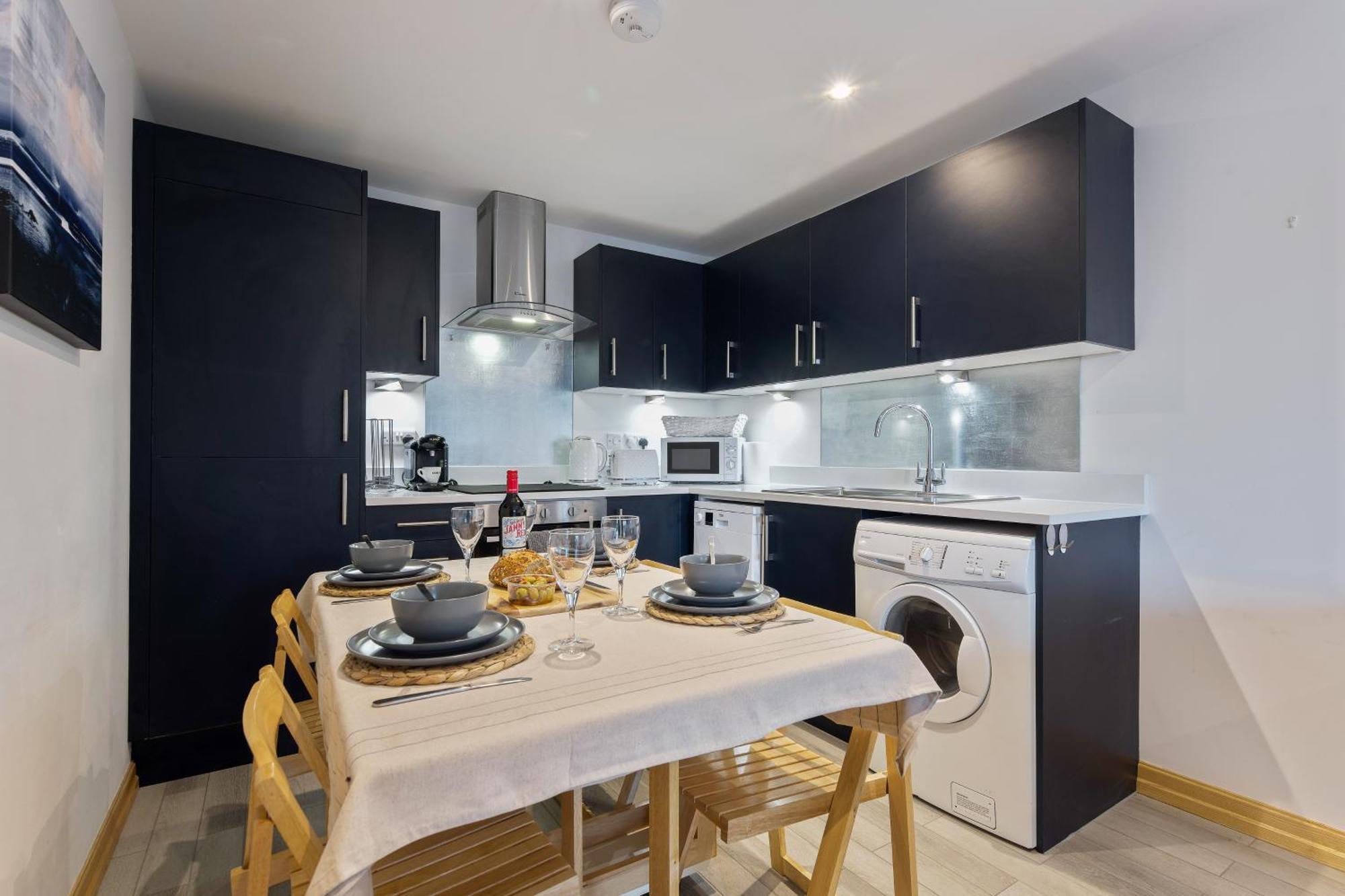 Large, Newly Renovated, Three Bedroom Town Centre Split Level Apartment With Free Parking, Sleeps Seven - Walking Distance To Beach بورنماوث المظهر الخارجي الصورة