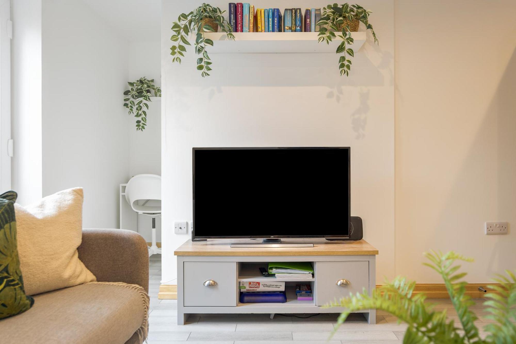 Large, Newly Renovated, Three Bedroom Town Centre Split Level Apartment With Free Parking, Sleeps Seven - Walking Distance To Beach بورنماوث المظهر الخارجي الصورة