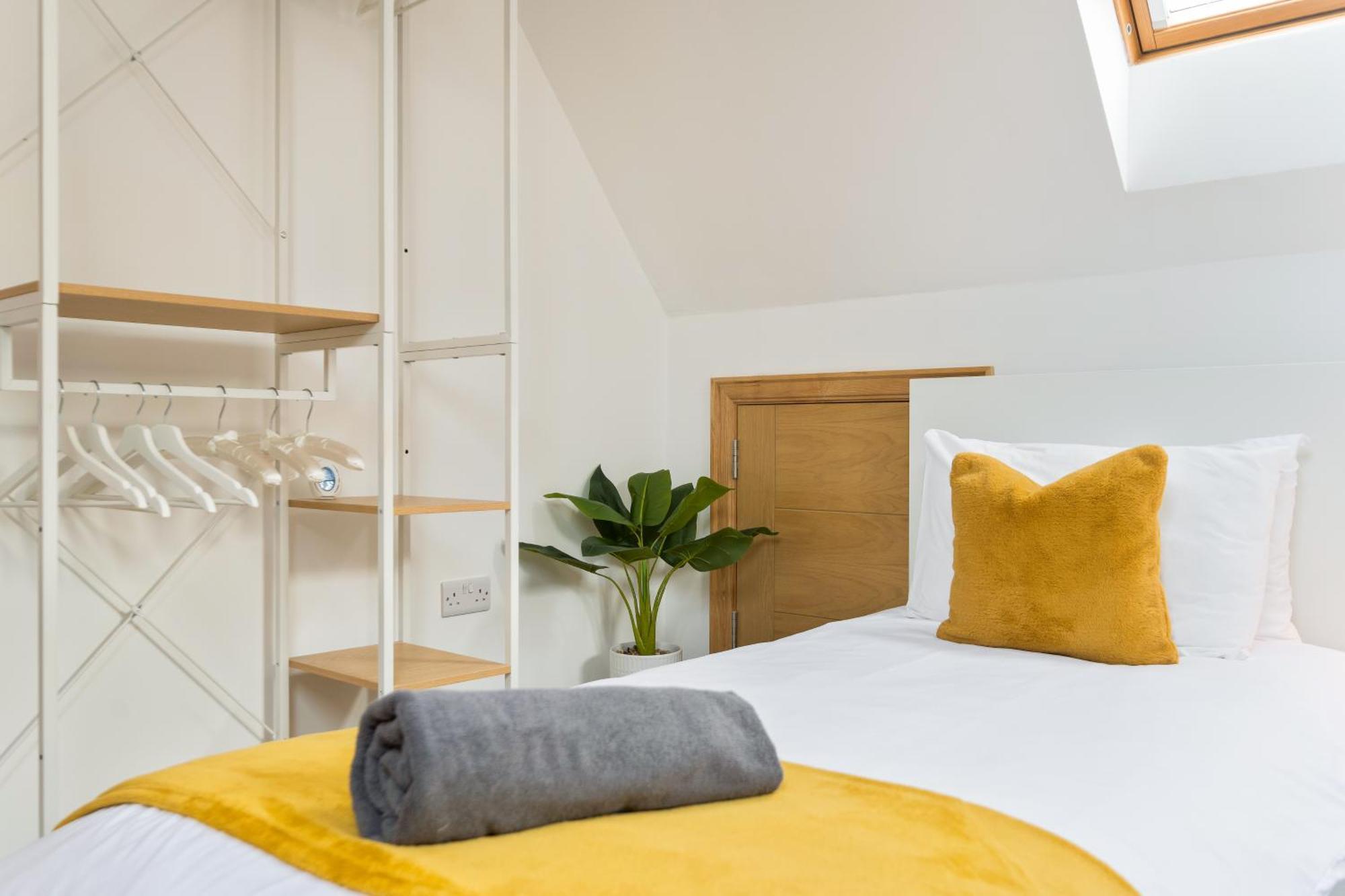 Large, Newly Renovated, Three Bedroom Town Centre Split Level Apartment With Free Parking, Sleeps Seven - Walking Distance To Beach بورنماوث المظهر الخارجي الصورة