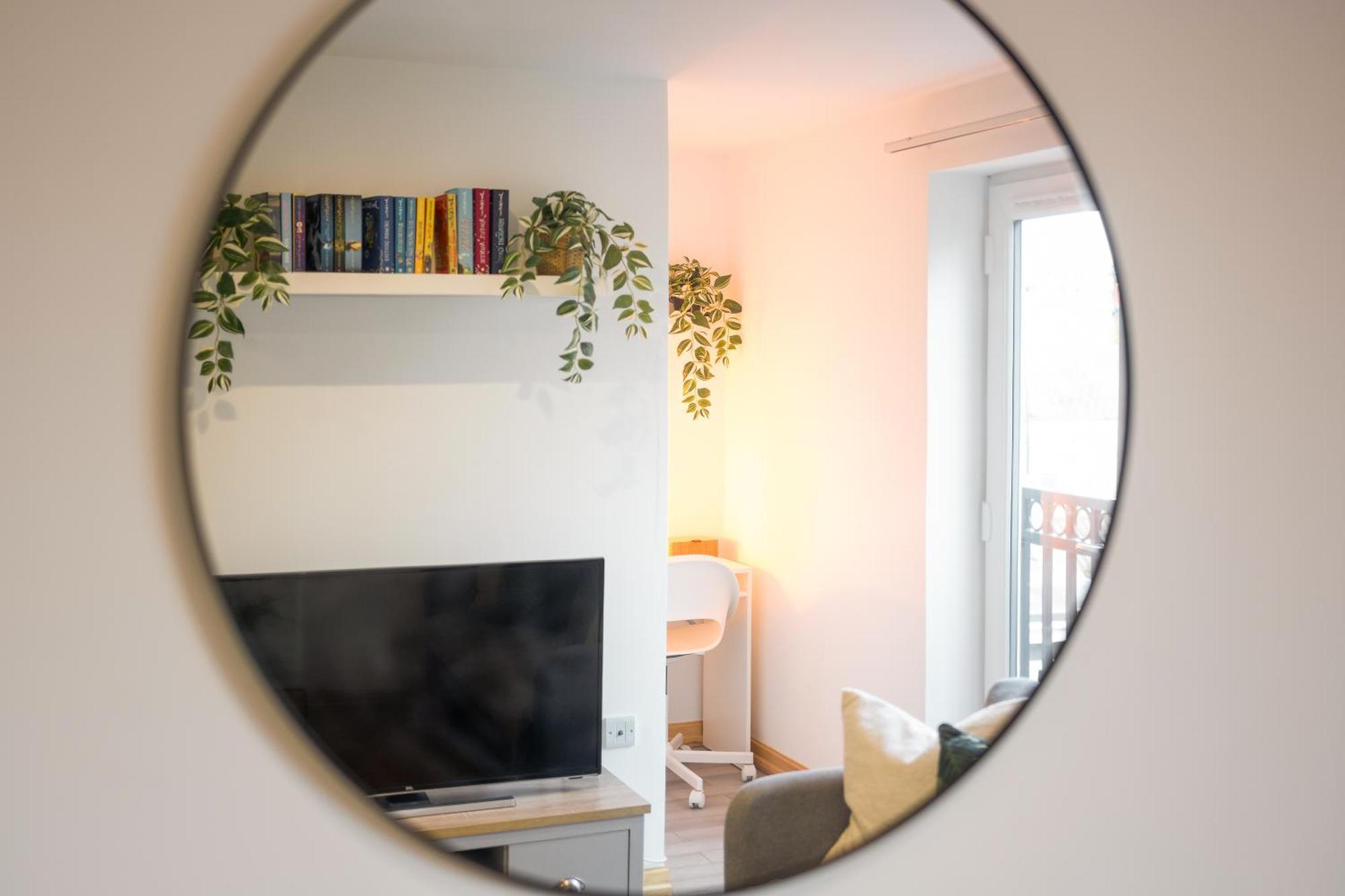 Large, Newly Renovated, Three Bedroom Town Centre Split Level Apartment With Free Parking, Sleeps Seven - Walking Distance To Beach بورنماوث المظهر الخارجي الصورة