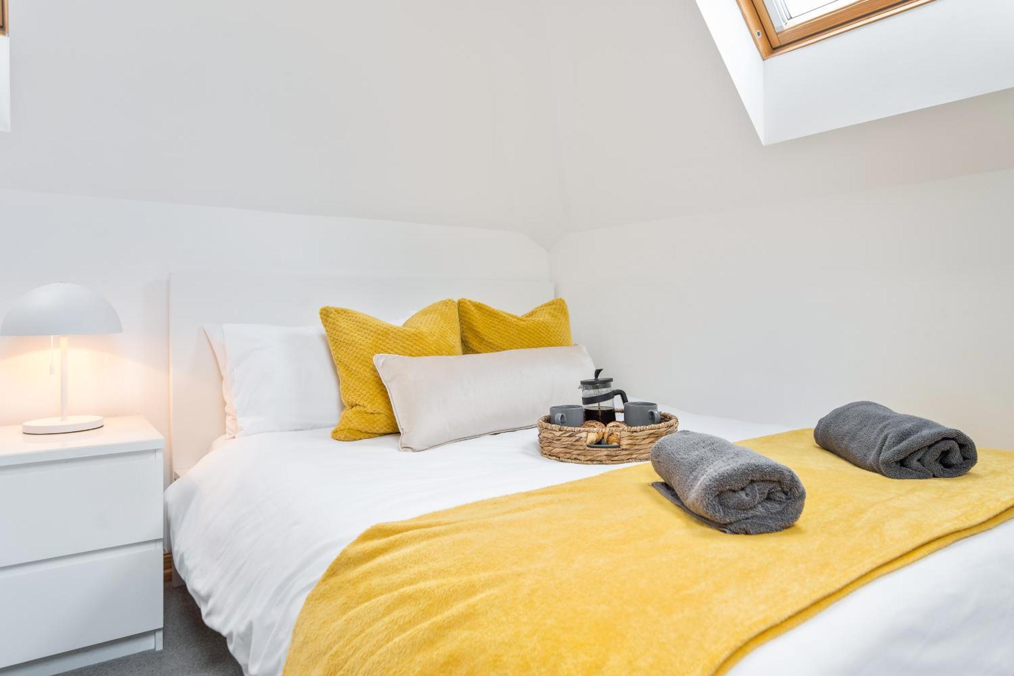 Large, Newly Renovated, Three Bedroom Town Centre Split Level Apartment With Free Parking, Sleeps Seven - Walking Distance To Beach بورنماوث المظهر الخارجي الصورة