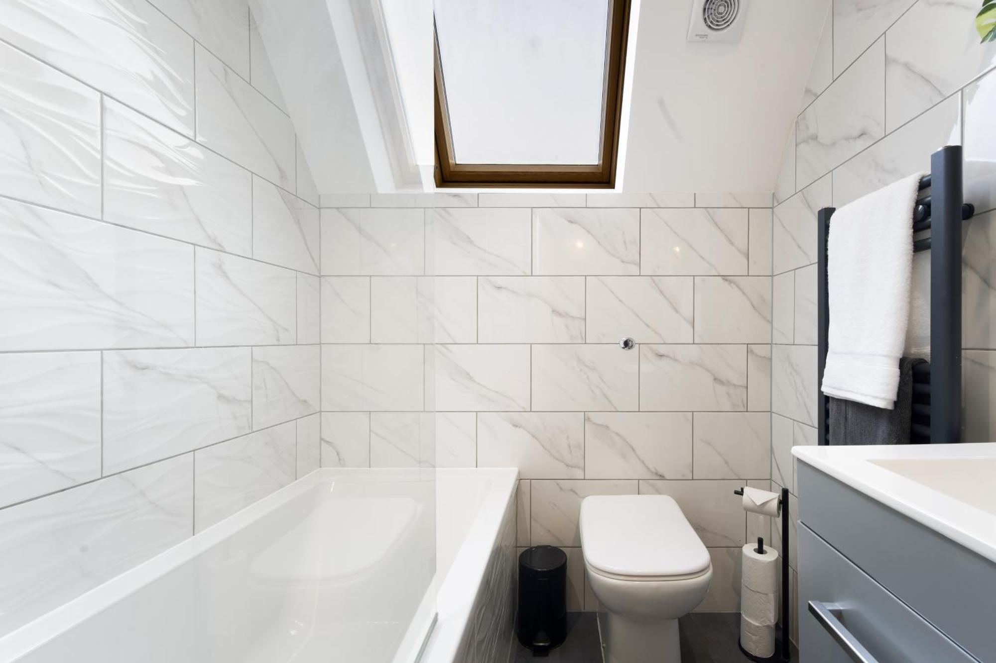 Large, Newly Renovated, Three Bedroom Town Centre Split Level Apartment With Free Parking, Sleeps Seven - Walking Distance To Beach بورنماوث المظهر الخارجي الصورة
